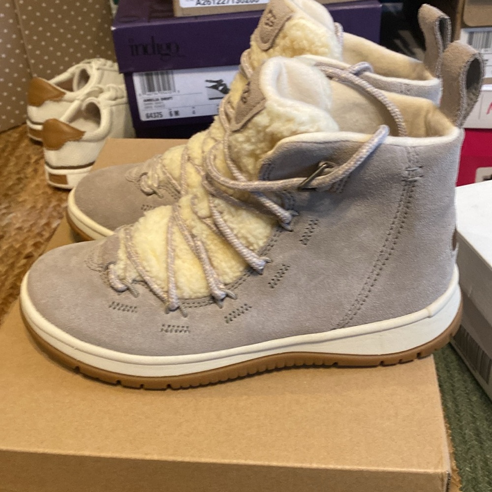 Ugg Lakeside Heritage - image 4